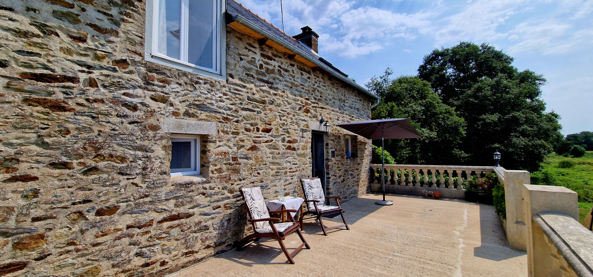 Photo COTES D'ARMOR Maison en pierre 3 chambres, bien présentée avec magnifique terrasse surélevée, vue, atelier, terrain image 2/6