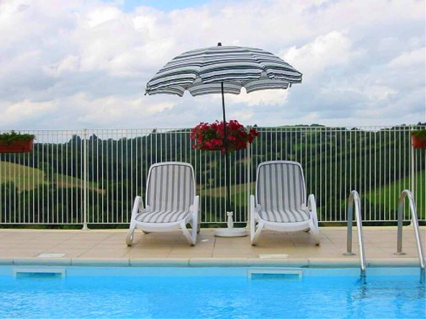 Photo CORREZE. Proche SEILHAC. Maison entièrement meublée avec 4 chambres, entourée d'un jardin plat. image 3/6