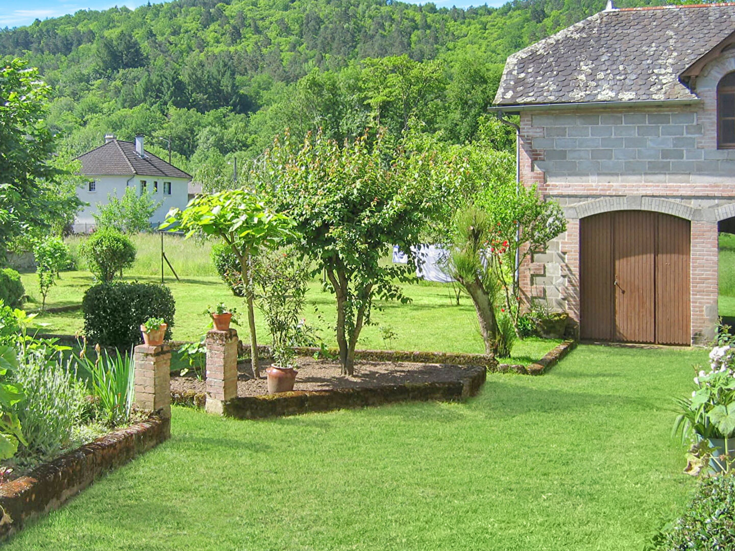 Photo CORREZE. ST CHAMANT. Magnifique grande maison en pierre avec 5 chambres, dépendance et jardin de 3112m2. image 3/6