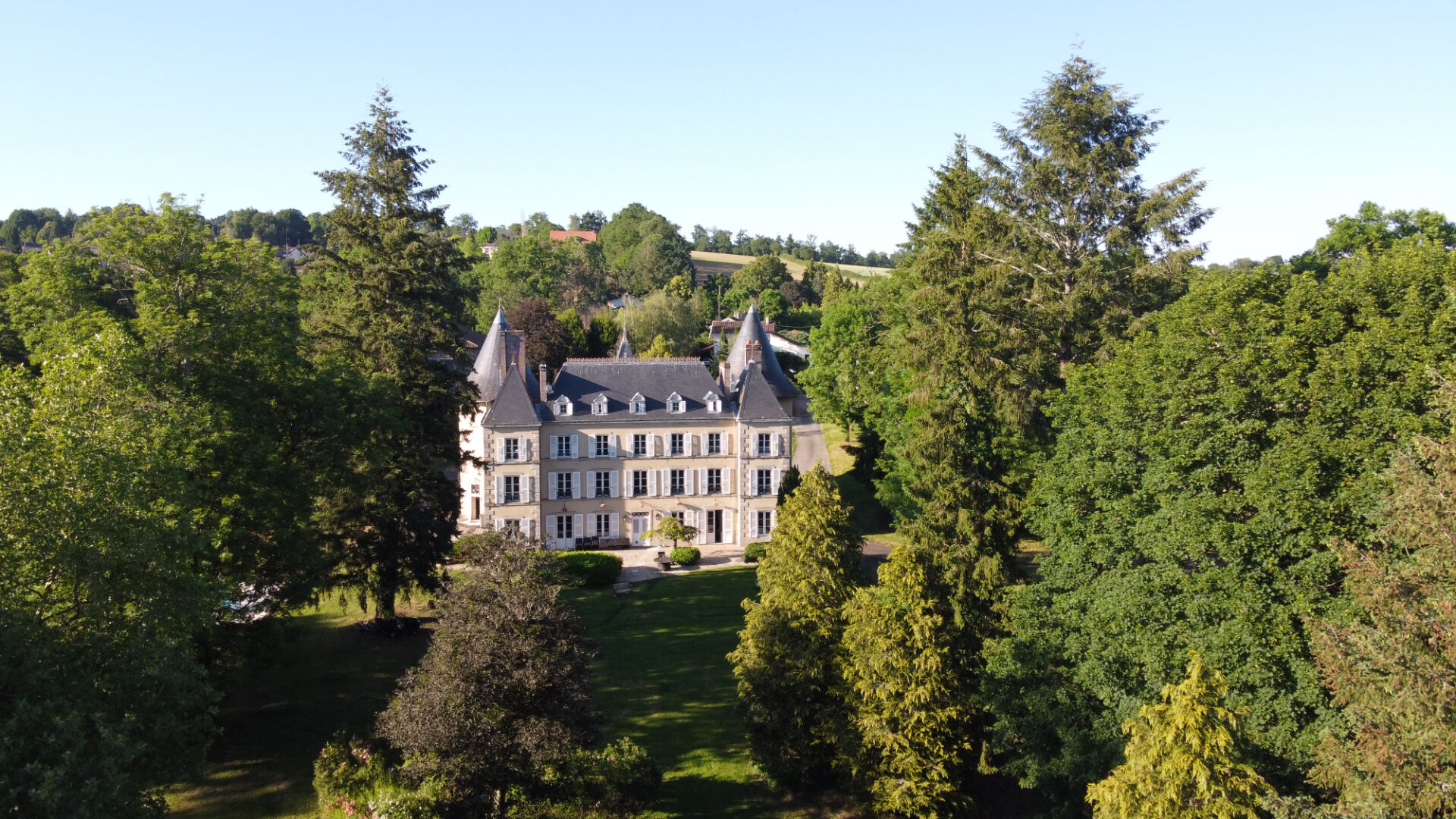 Ten-bedroom property in Haute-Vienne, Nouvelle-Aquitaine, surrounded by trees and gardens.