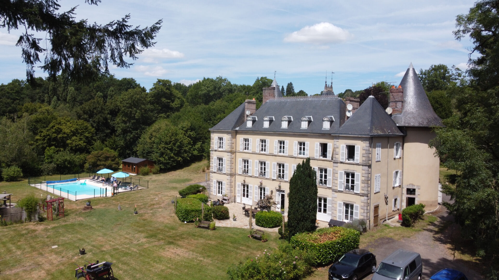 Ten-bedroom property with pool and garden in Haute-Vienne, Nouvelle-Aquitaine, featuring classic architecture.