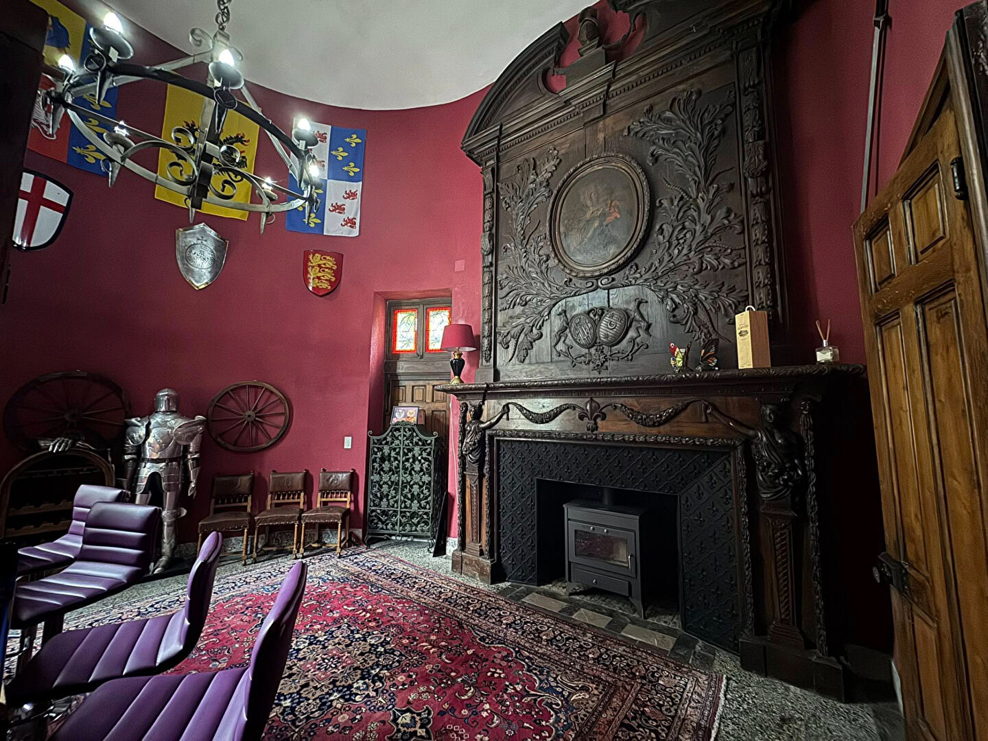 Property with unique interior features in Haute-Vienne, Nouvelle-Aquitaine, showcasing ornate decor and historical elements.