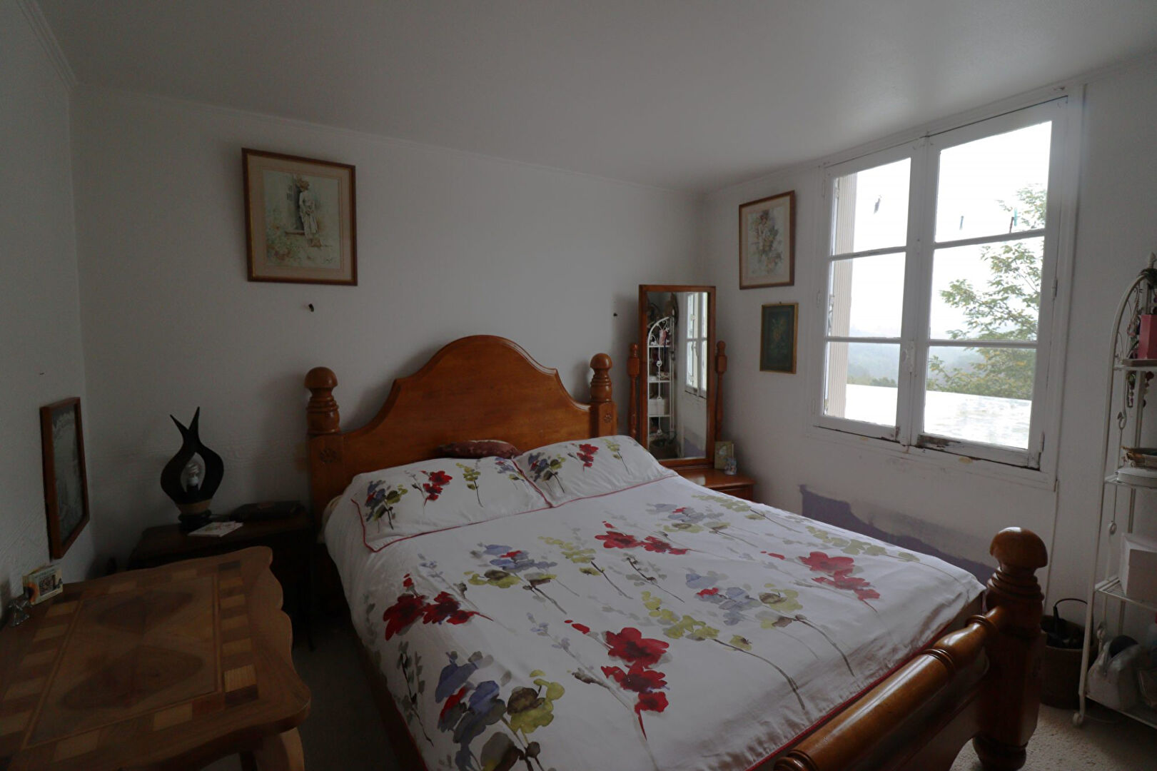 Five-bedroom property in Corrèze, Nouvelle-Aquitaine, featuring a bright interior with large windows and floral decor.