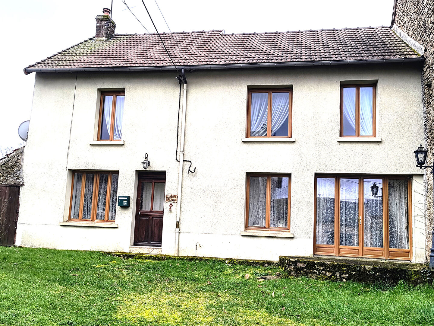 Four-bedroom property in Creuse, Nouvelle-Aquitaine, featuring a garden and large windows for natural light.