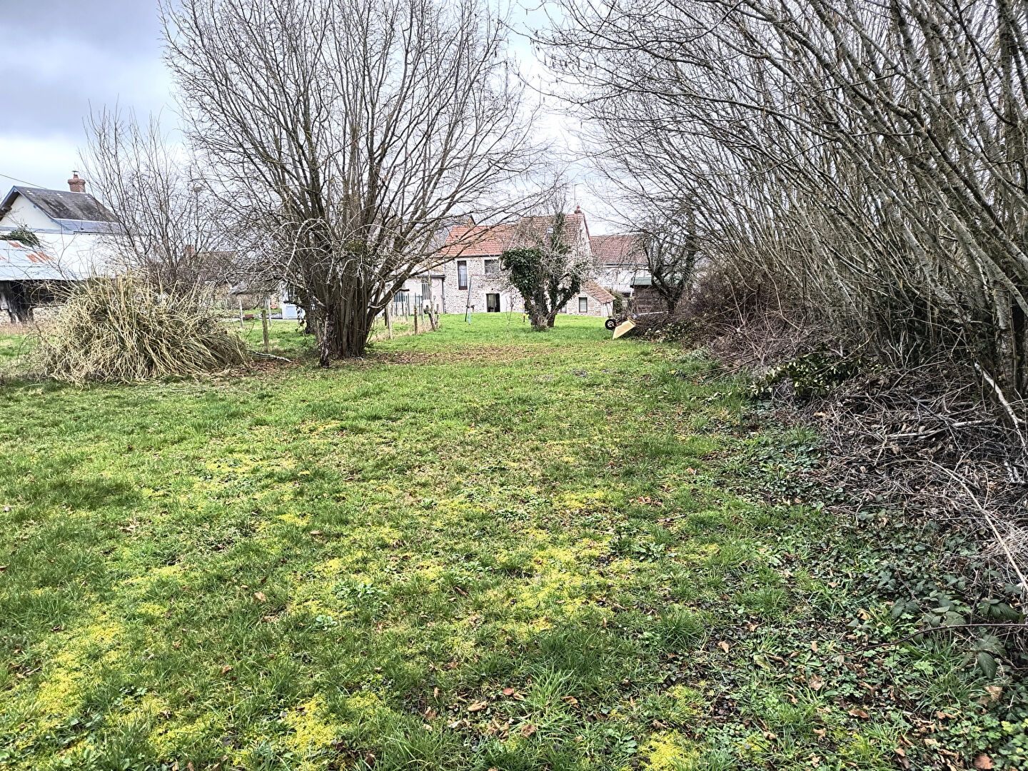 Spacious property in Creuse, Nouvelle-Aquitaine, featuring a large garden and surrounding trees. Four bedrooms available.