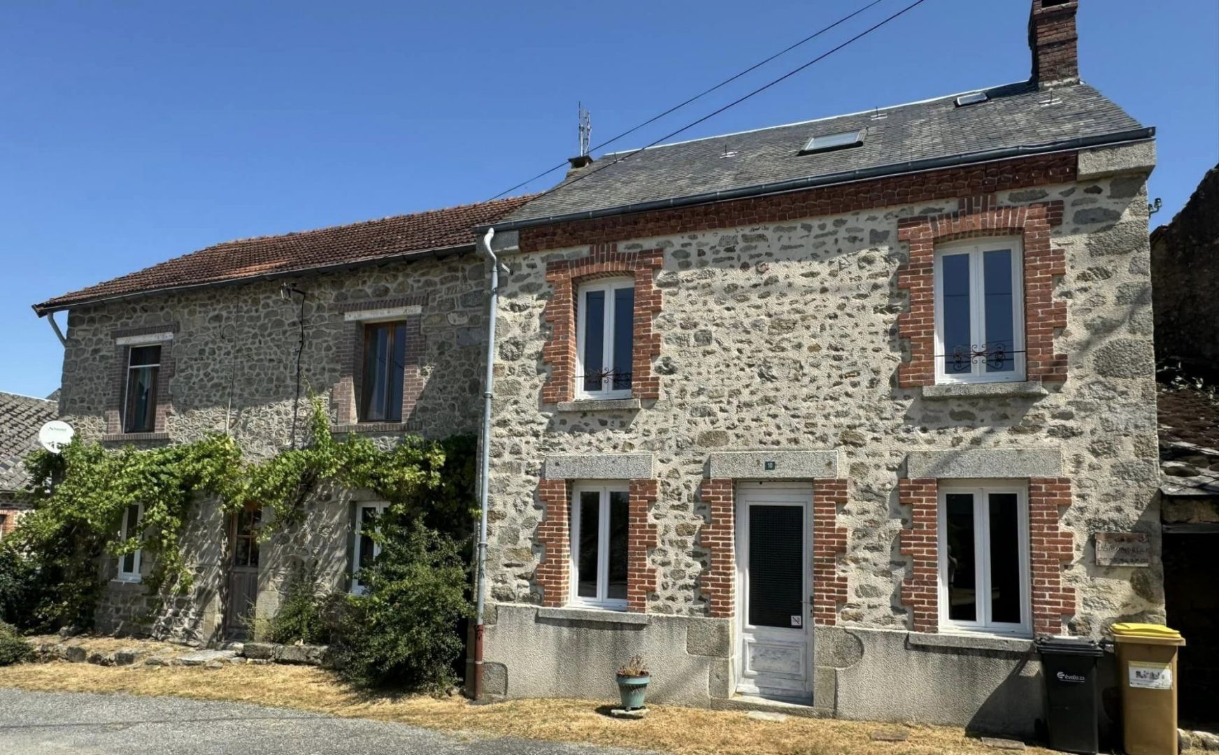 Photo CREUSE - Proche LA SOUTERRAINE - Superbe Maison Familiale Avec 2 Gîtes, 2 Granges Et Une Piscine image 2/6