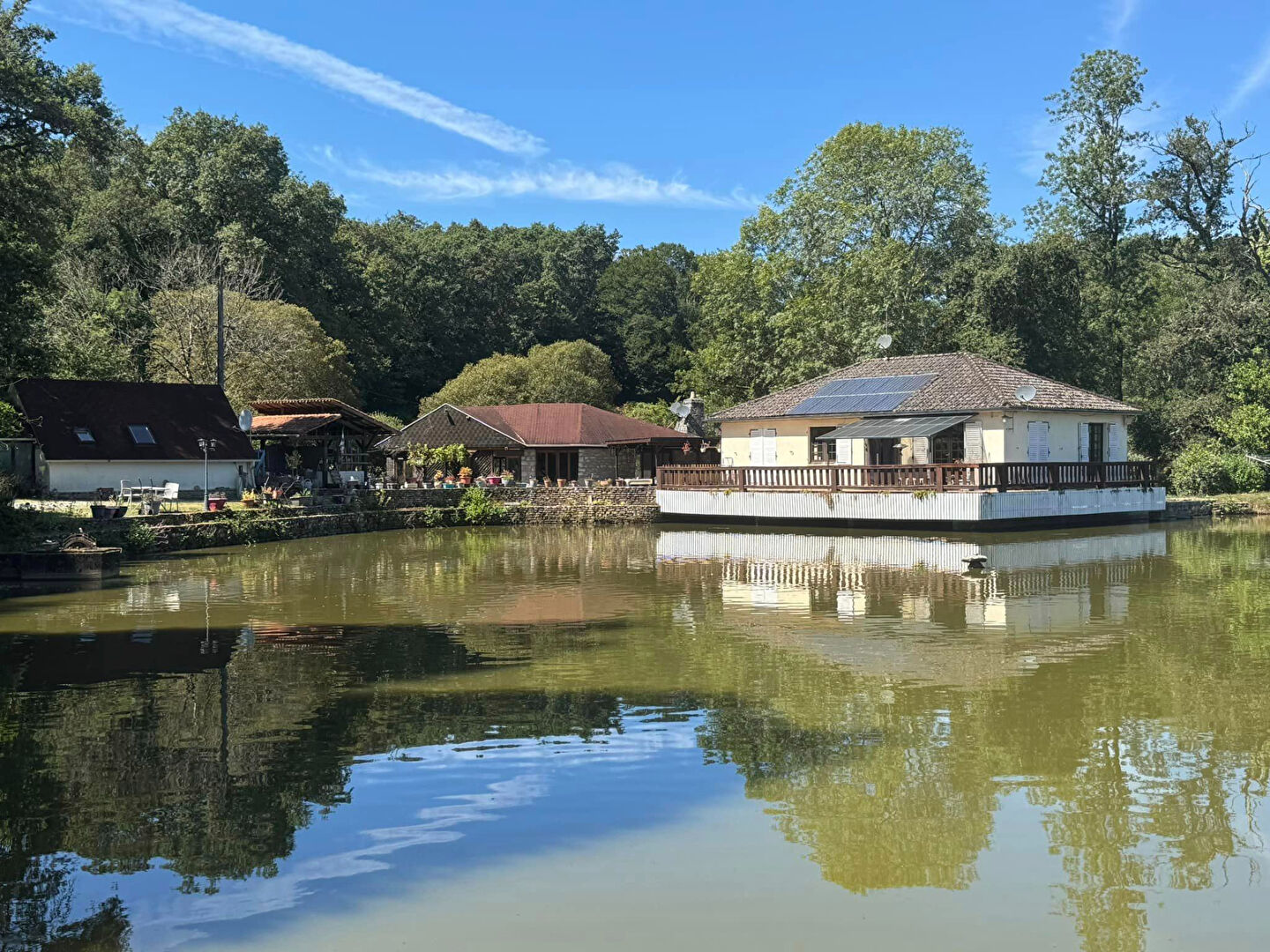 HAUTE VIENNE - Proche CHATEAUPONSAC - Superbe Propriété Au Bord D'un Lac Et D'une Rivière, Sans Voisins, Avec 2 Gîtes.