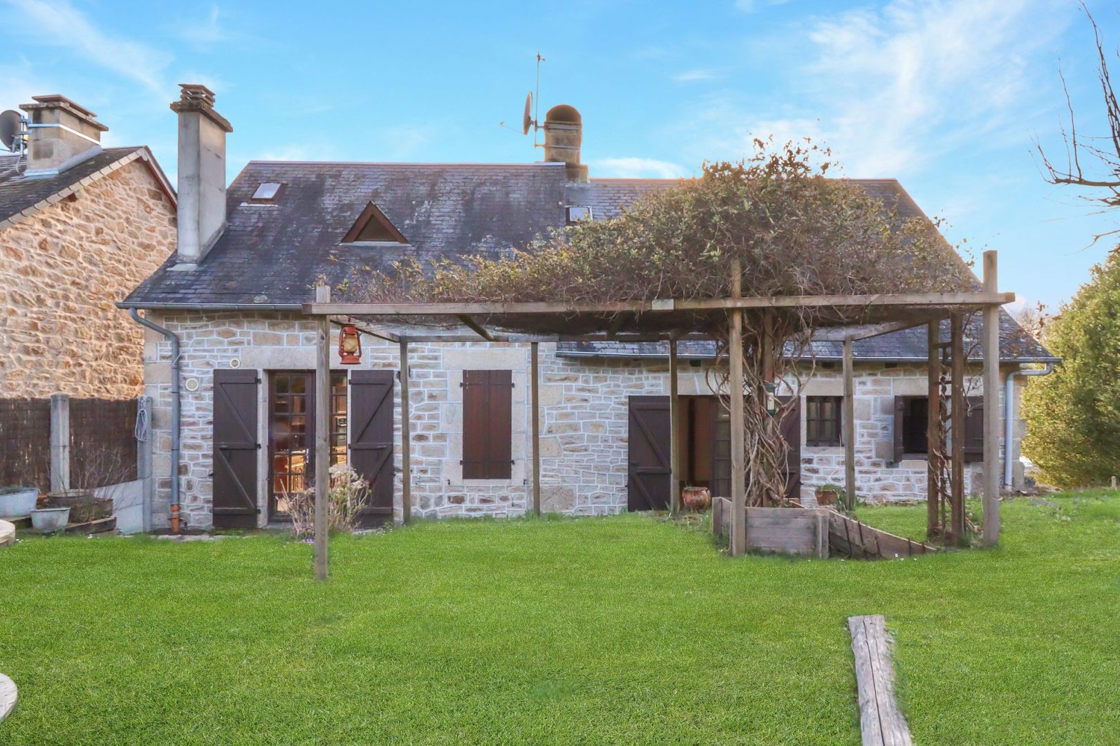 Photo CORREZE. TREIGNAC. Maison en pierre avec 3 chambres, garage, dépendances et un jardin de 1471m2. image 1/6