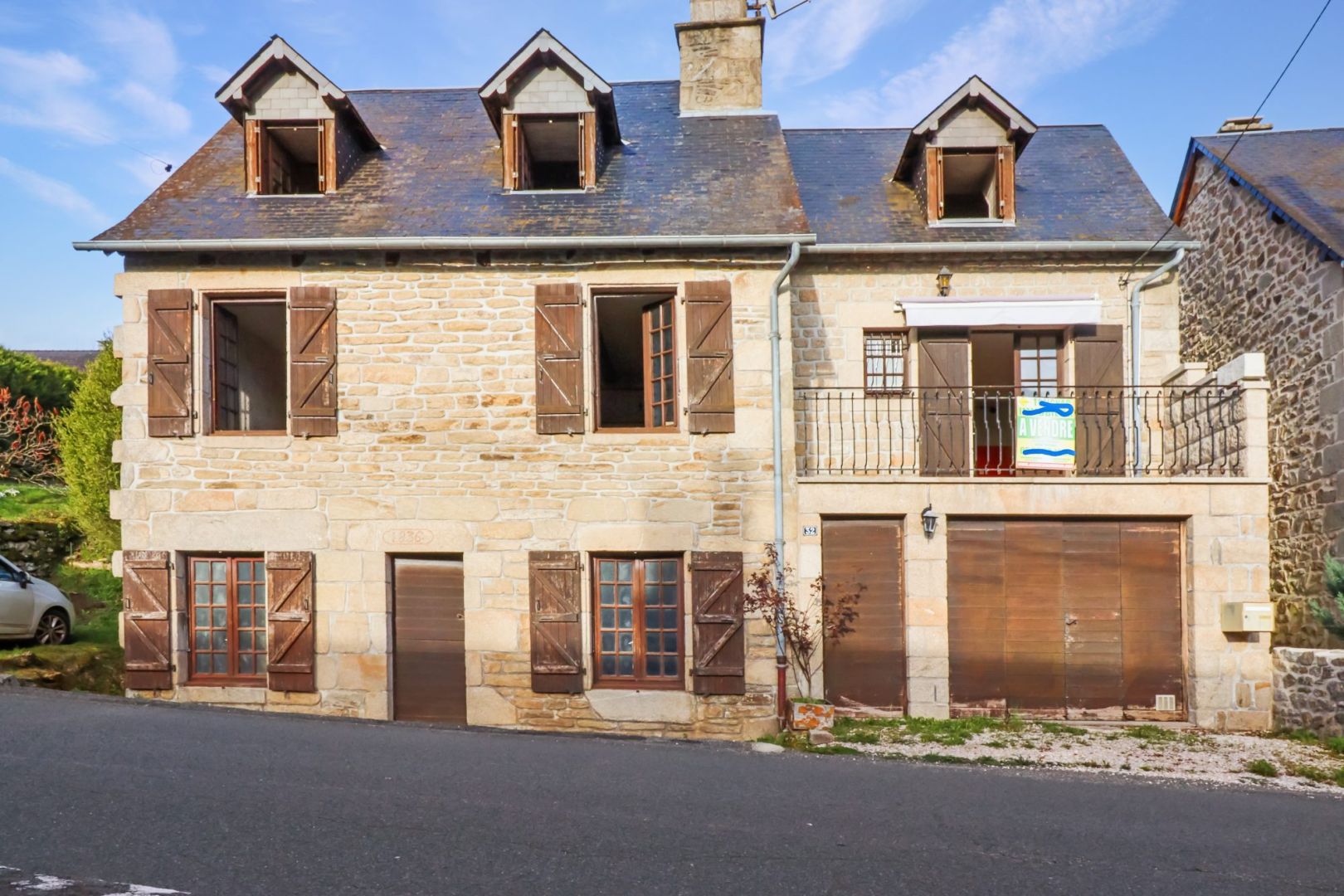 Photo CORREZE. TREIGNAC. Maison en pierre avec 3 chambres, garage, dépendances et un jardin de 1471m2. image 2/6