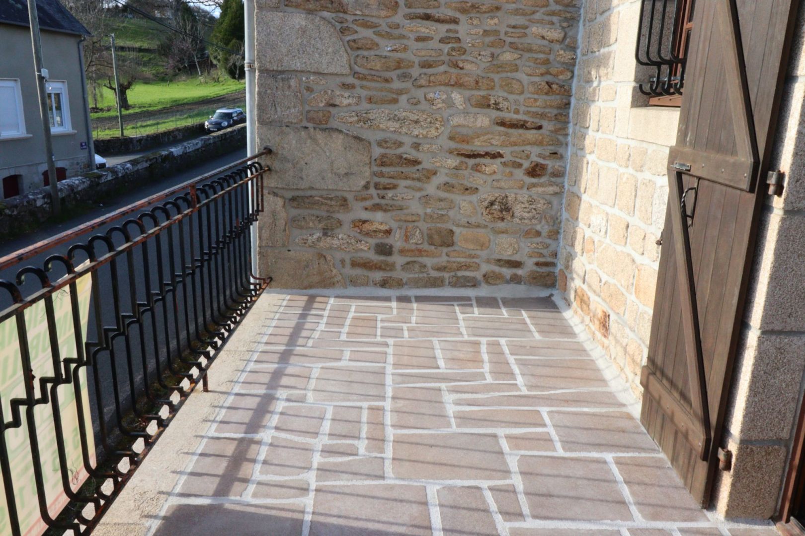 Photo CORREZE. TREIGNAC. Maison en pierre avec 3 chambres, garage, dépendances et un jardin de 1471m2. image 5/6