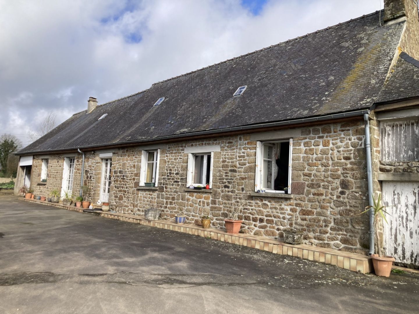 Photo MAYENNE - Gorron -Longère Spacieuse Avec De Nombreuses Dépendances image 1/6
