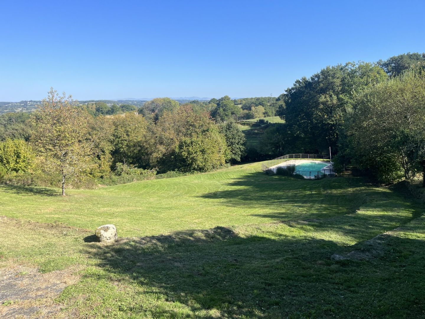 Photo CORREZE. Proche ARGENTAT. Maison en pierre avec 4 chambres, piscine chauffée, vue imprenable et un jardin de 8 566m2. image 3/6