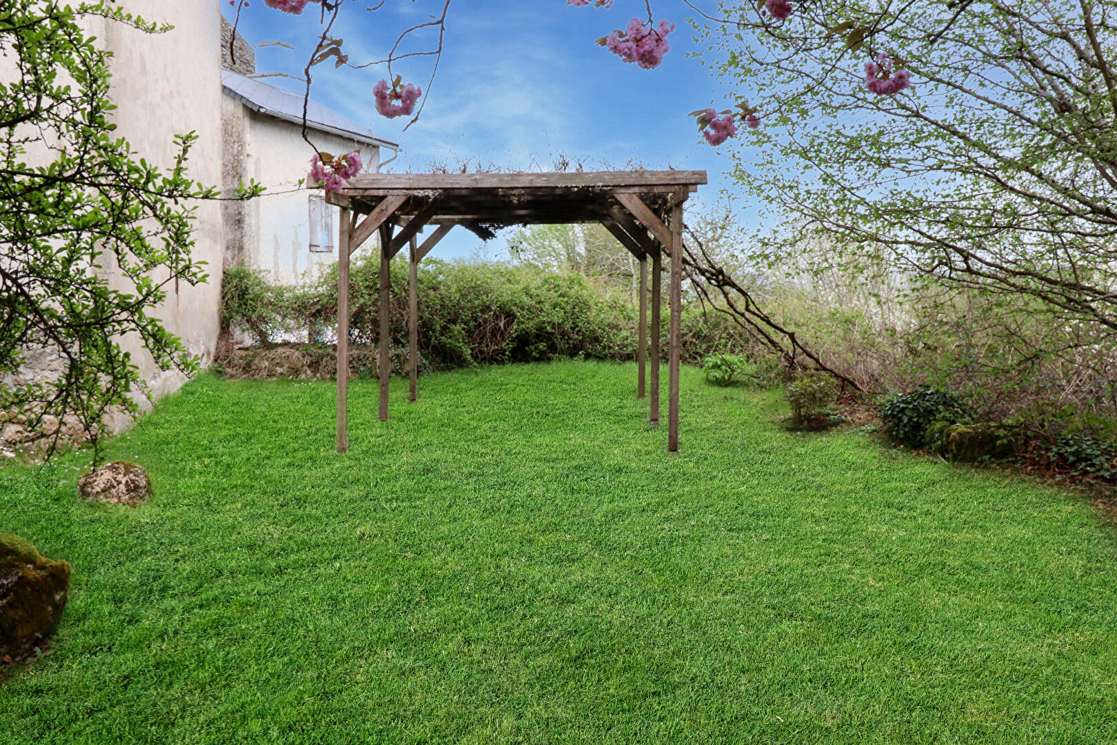 Photo CORREZE. Proche ARGENTAT. Maison en pierre avec 4 chambres, piscine chauffée, vue imprenable et un jardin de 8 566m2. image 4/6