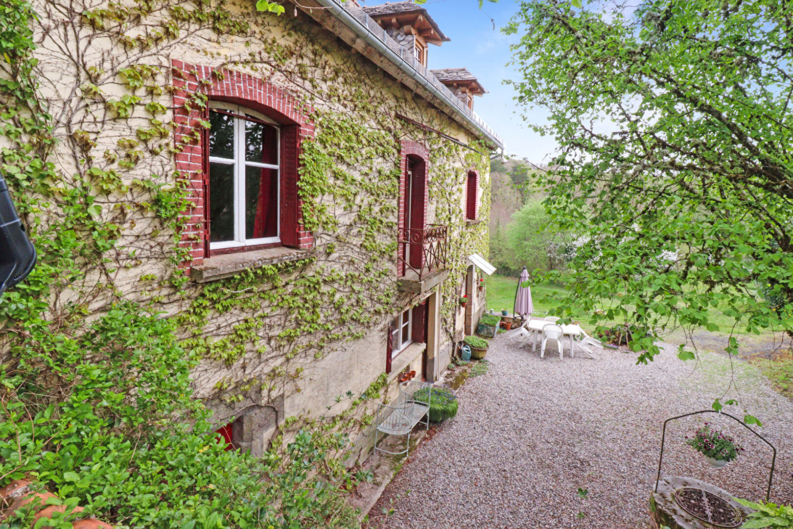Photo CORREZE. Proche ARGENTAT. Maison en pierre avec 4 chambres, piscine chauffée, vue imprenable et un jardin de 8 566m2. image 5/6