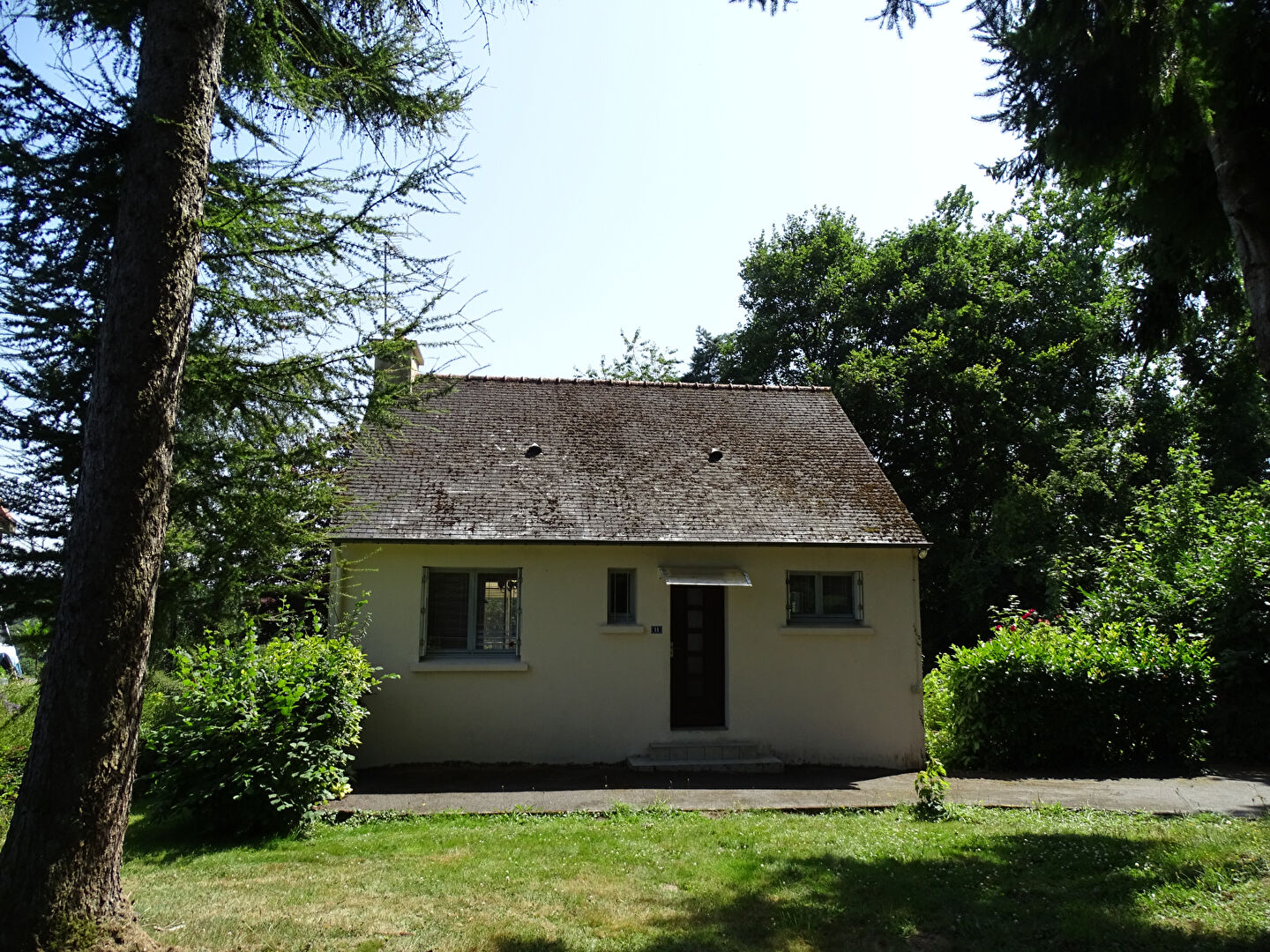 COTES D'ARMOR, proche de Mûr-de-Bretagne. Une maison individuelle de 3 chambres à vendre avec vue sur le lac de Guerlédan