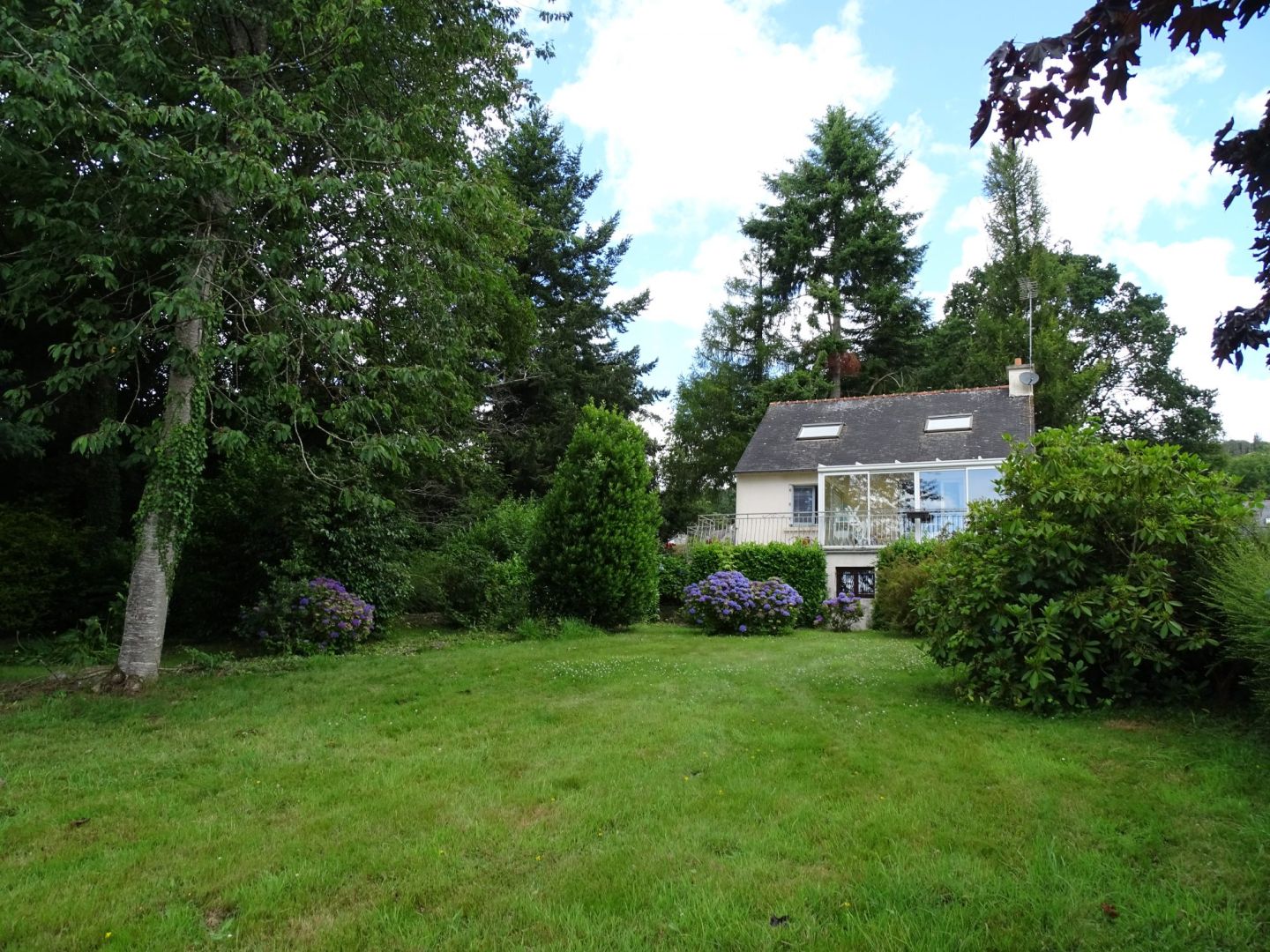 Photo COTES D'ARMOR, proche de Mûr-de-Bretagne. Une maison individuelle de 3 chambres à vendre avec vue sur le lac de Guerlédan image 2/6