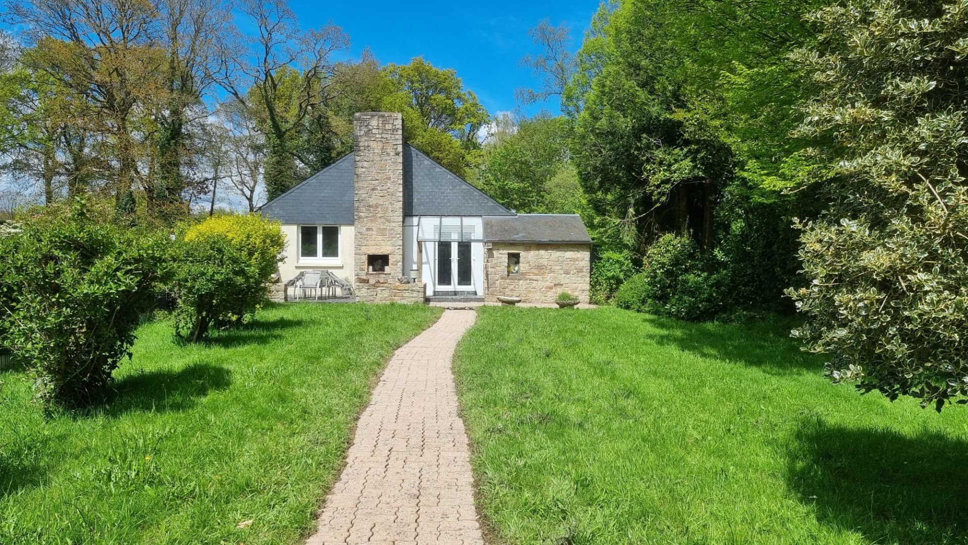 Four-bedroom property in Côtes-d'Armor, Brittany, featuring a landscaped garden and modern architecture.