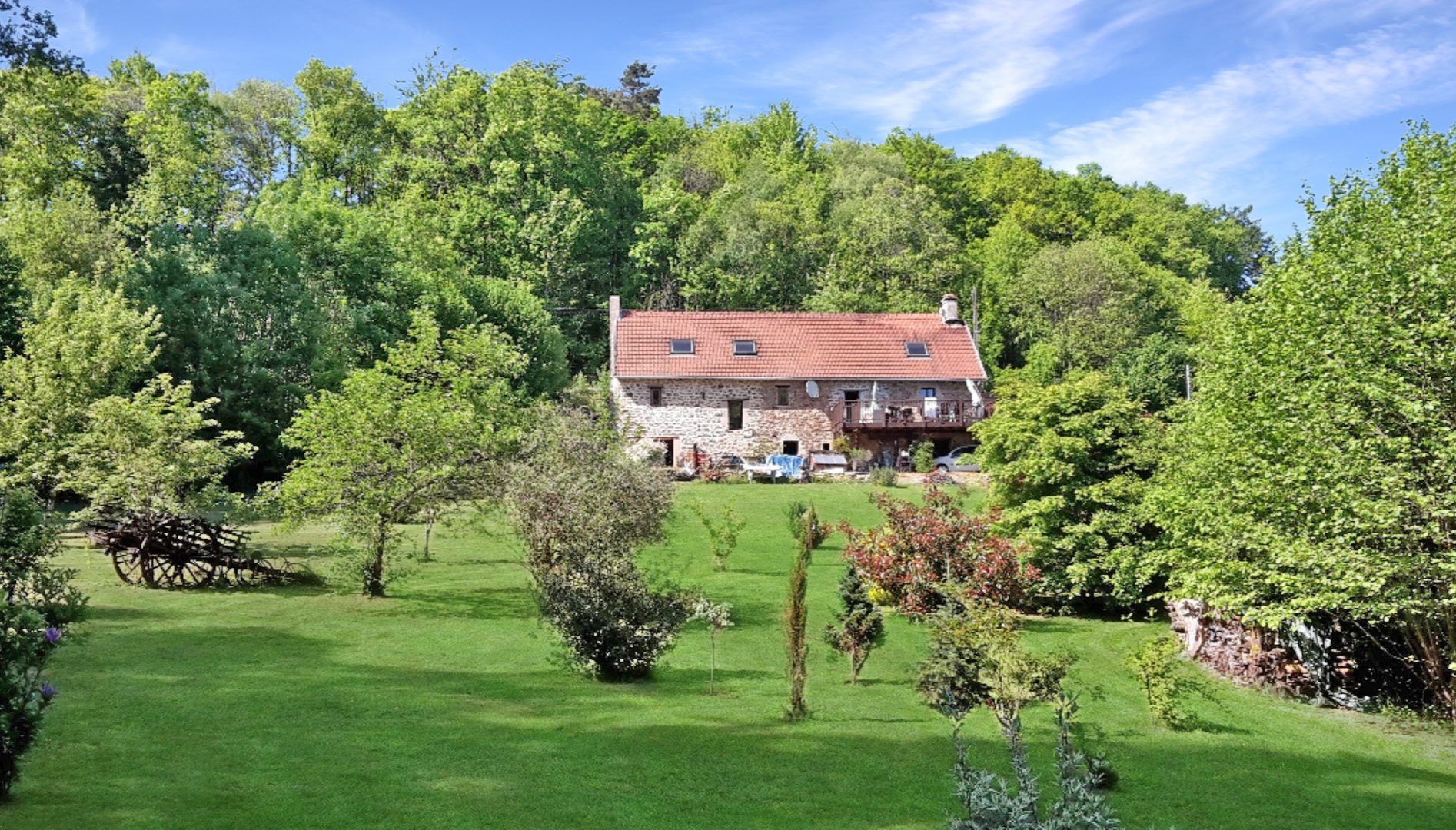 Photo HAUTE VIENNE. Près d'EYMOUTIERS. Maison en pierre avec 3 chambres, vue imprenable sur la campagne avec jardins et foret de 12 127m2. image 2/6