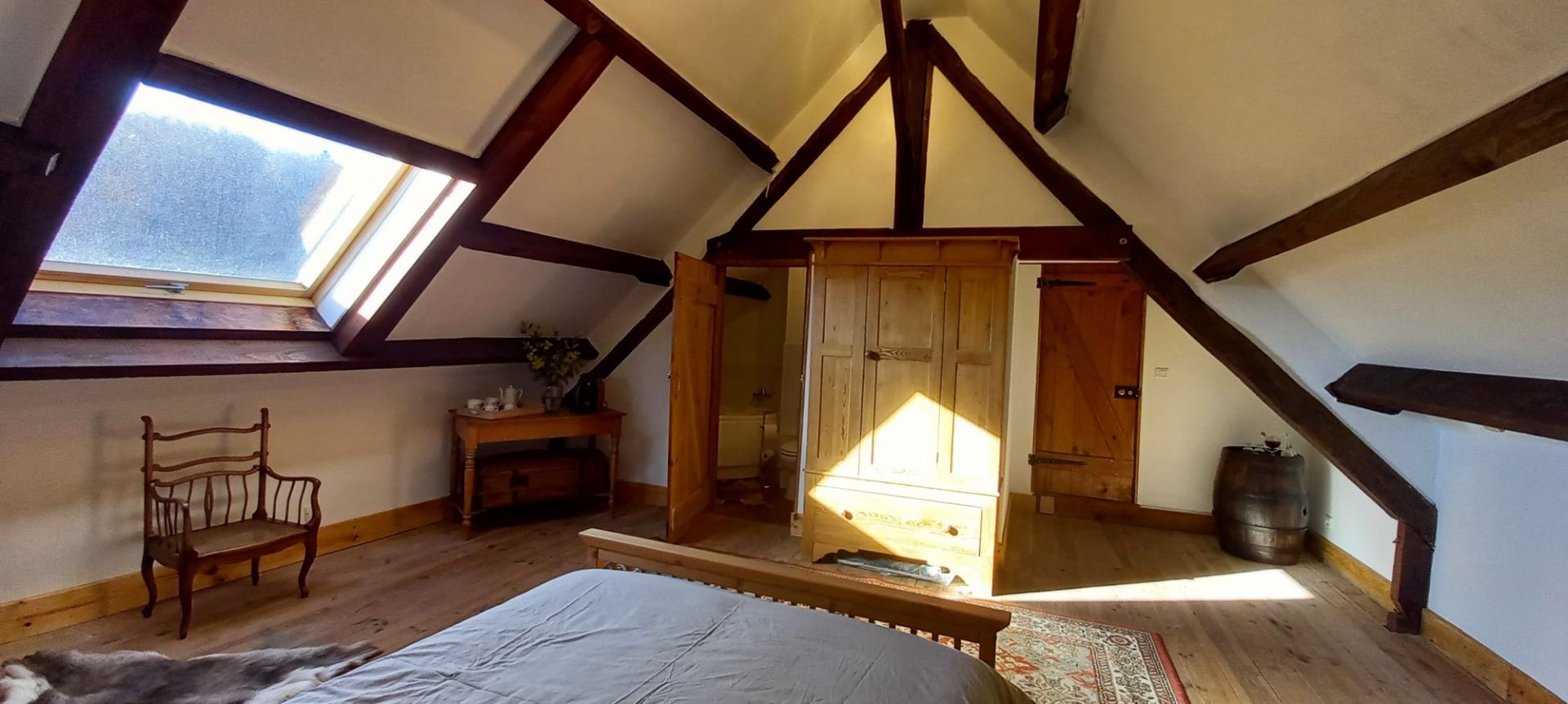 Spacious 3-bedroom property in Haute-Vienne, Nouvelle-Aquitaine, featuring wooden beams and natural light.