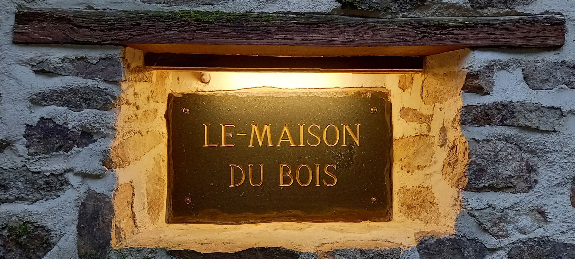 Le Maison du Bois property sign in Haute-Vienne, Nouvelle-Aquitaine, highlighting rustic stone architecture.