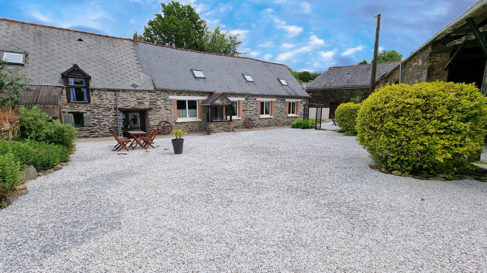 Photo COTES D'ARMOR, Caurel, Maison De 3 Chambres Avec Gîte Attenant De 2 Chambres, Dépendance, à Pied Du Lac image 1/6