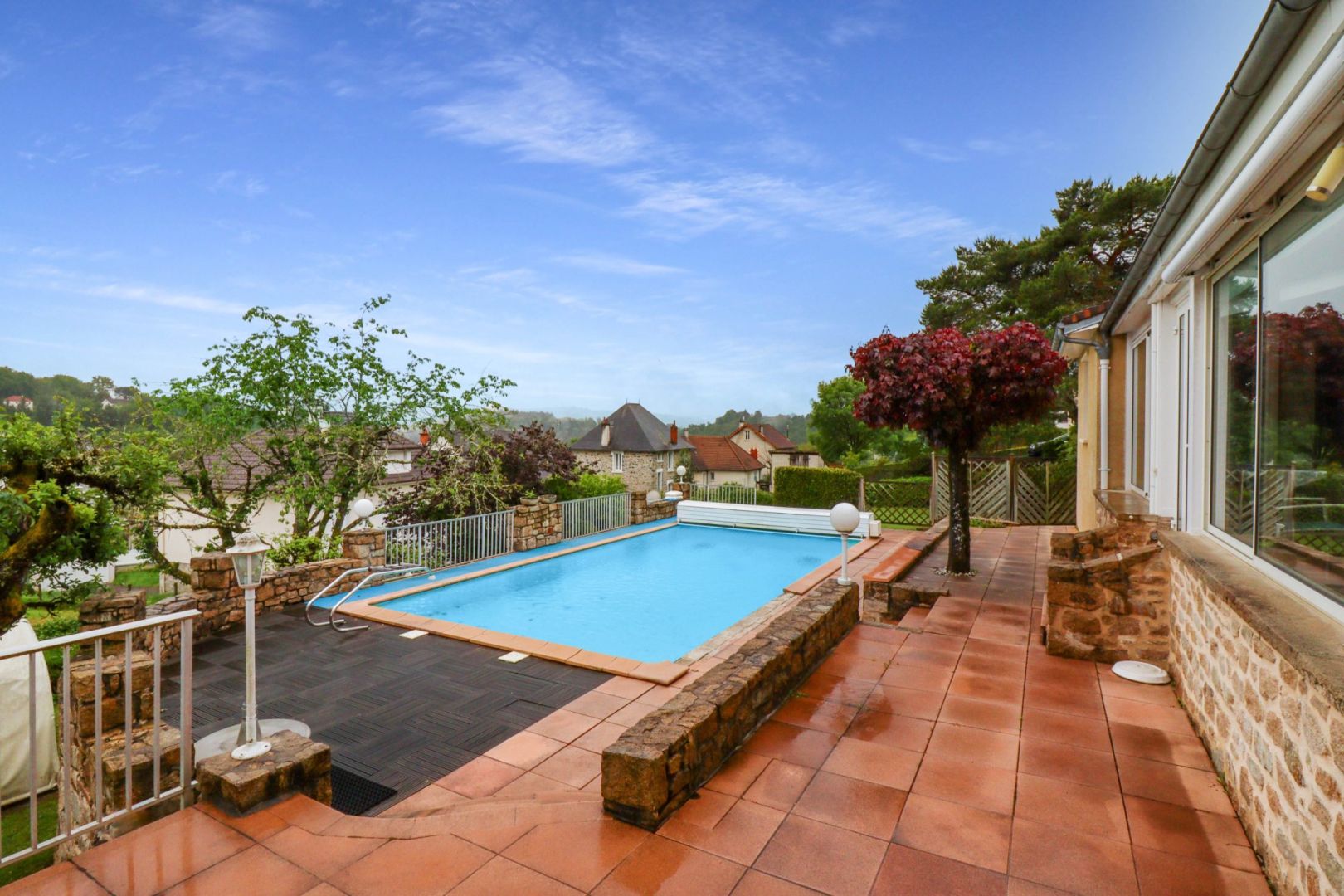 Photo CORREZE. TULLE. Maison spacieuse avec 6 chambres, 2 garages, grande piscine chauffée et un jardin de 1 736m2. image 2/6