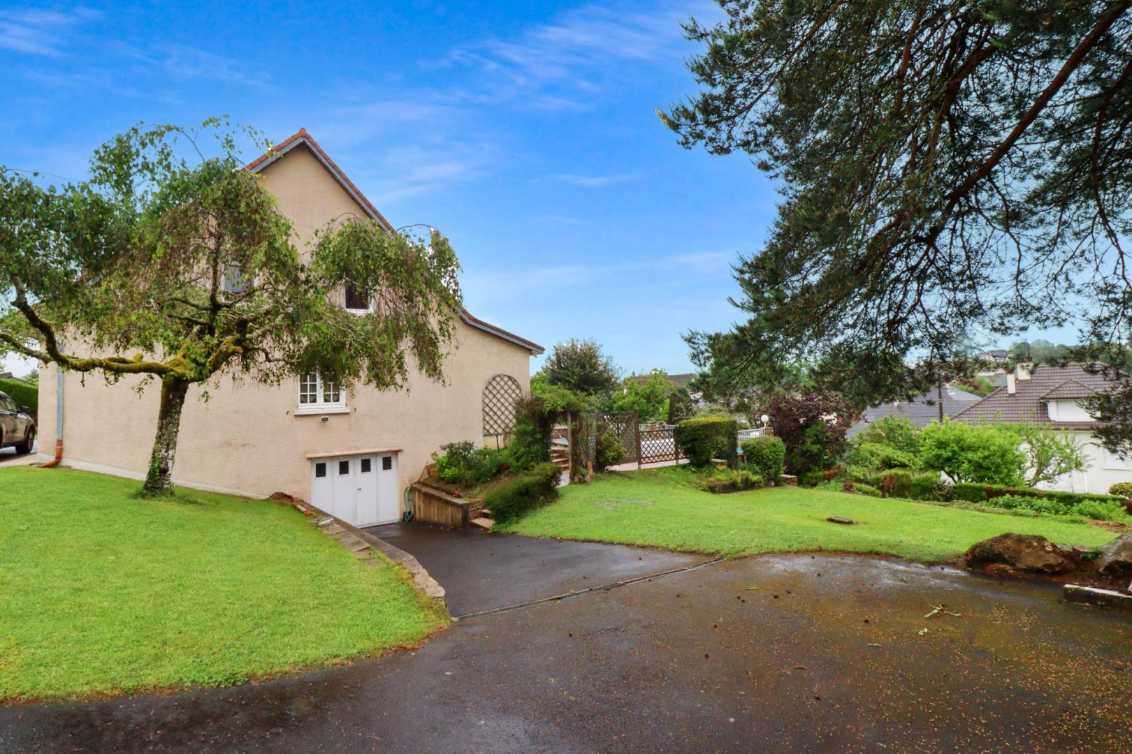 Photo CORREZE. TULLE. Maison spacieuse avec 6 chambres, 2 garages, grande piscine chauffée et un jardin de 1 736m2. image 3/6