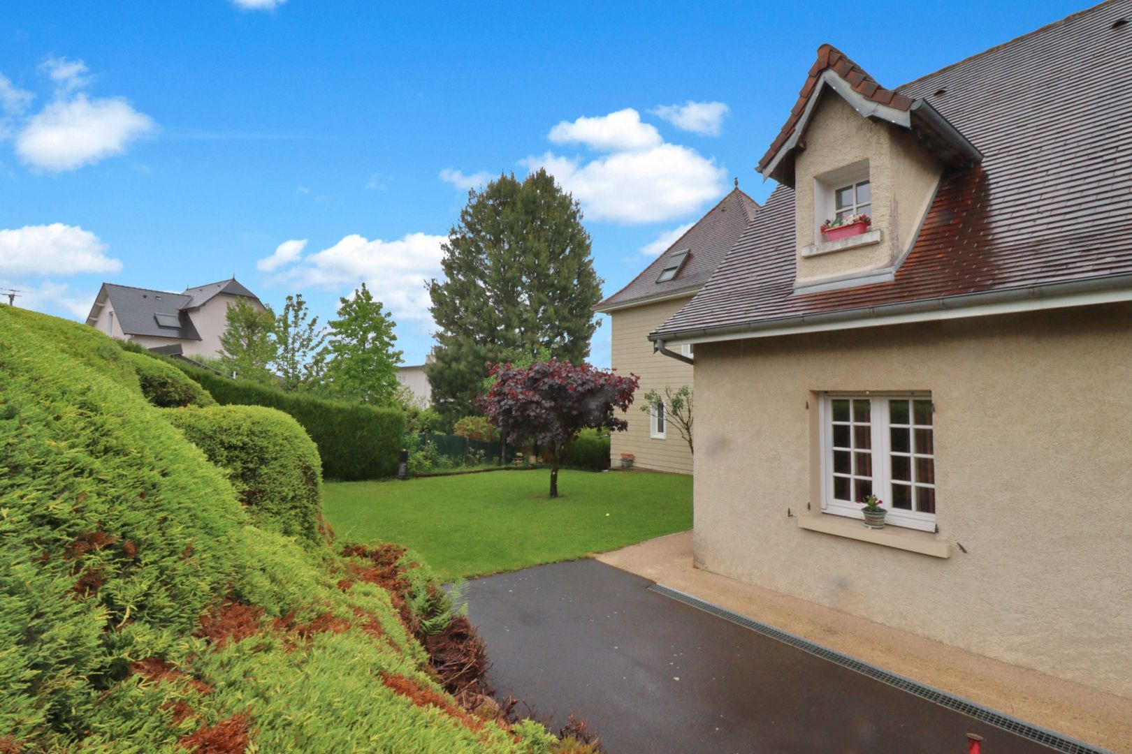 Photo CORREZE. TULLE. Maison spacieuse avec 6 chambres, 2 garages, grande piscine chauffée et un jardin de 1 736m2. image 4/6