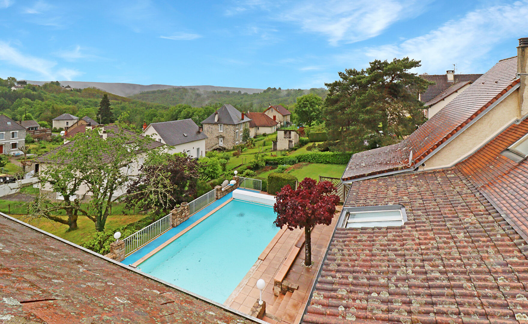 Photo CORREZE. TULLE. Maison spacieuse avec 6 chambres, 2 garages, grande piscine chauffée et un jardin de 1 736m2. image 6/6