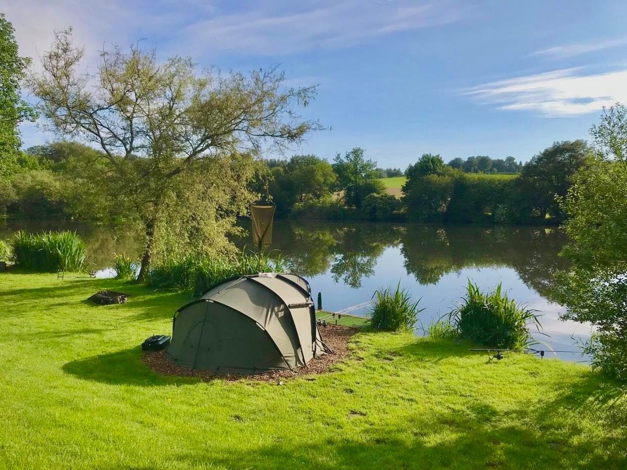 LA MANCHE Proche VIRE - Grand Etang de Pêche avec des cabanes de loisirs
