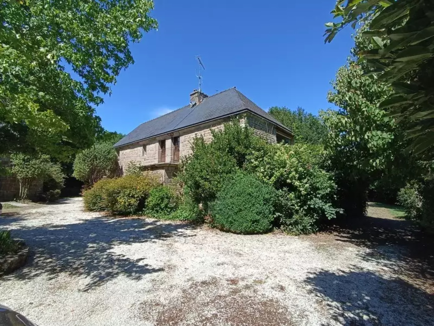 COTES D'ARMOR, proche Glomel, Manoir avec 2 gîtes et 4 hectares de terrain