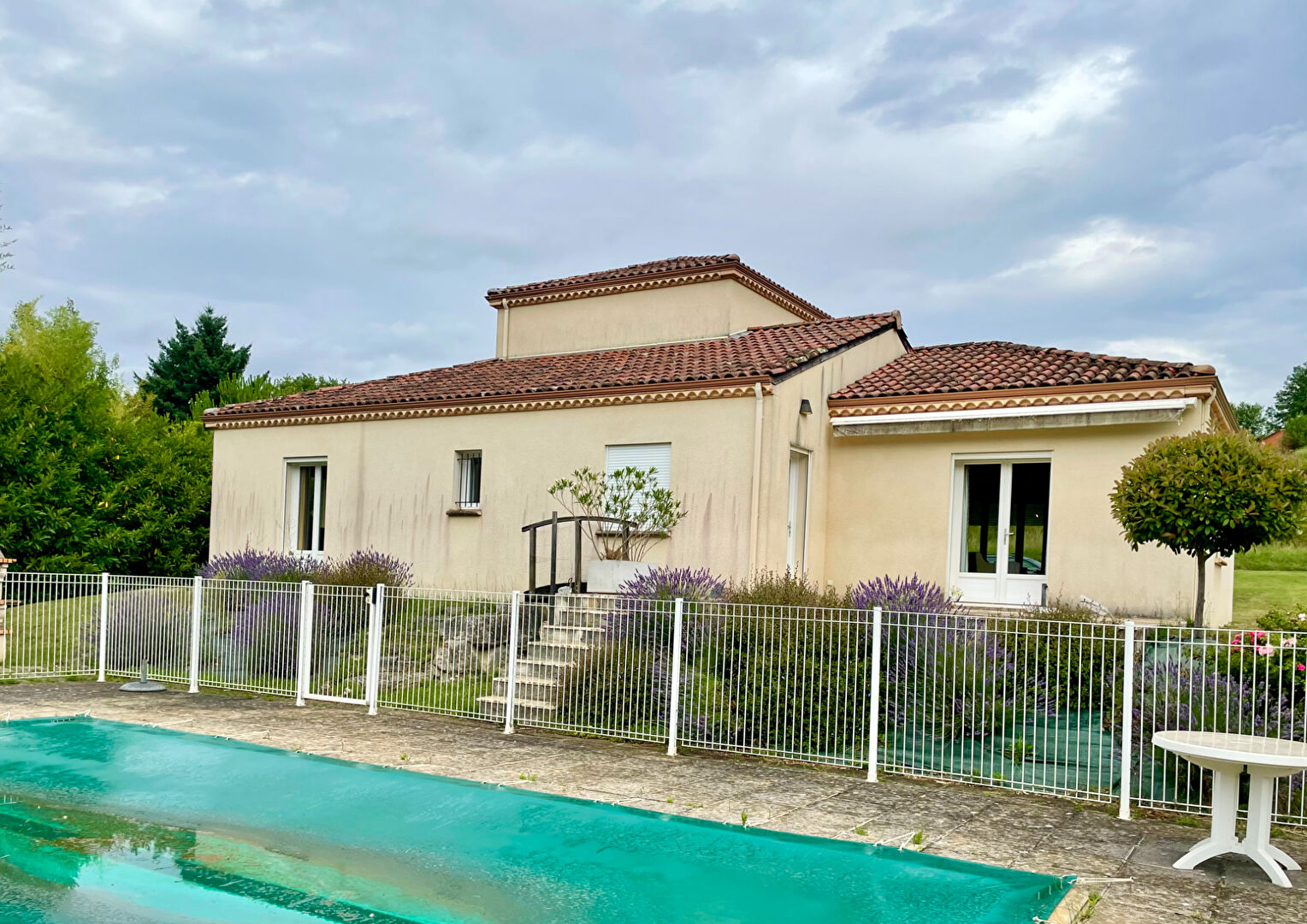 LOT - Luzech - Maison ,3 Chambres, Garage et Piscine.