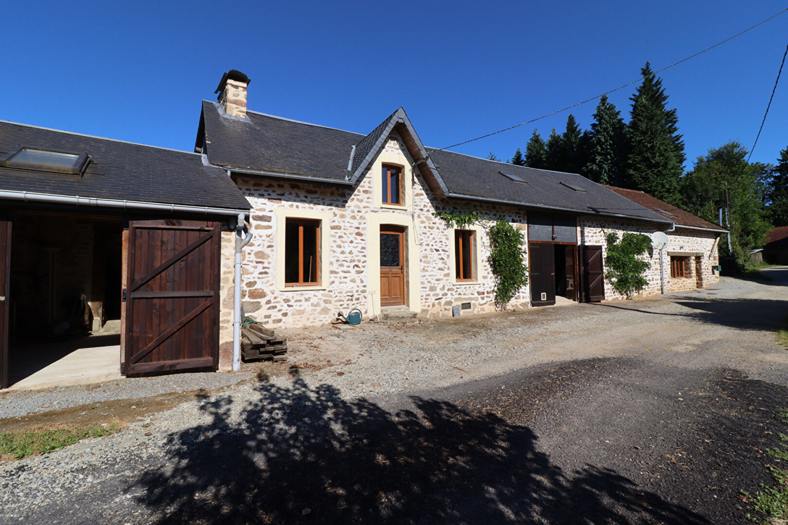 Photo HAUTE VIENNE. Proche EYMOUTIERS. Belle maison en pierre rénovée de 3 chambres avec gîte, dépendances et terrain de 6646m2. image 1/6