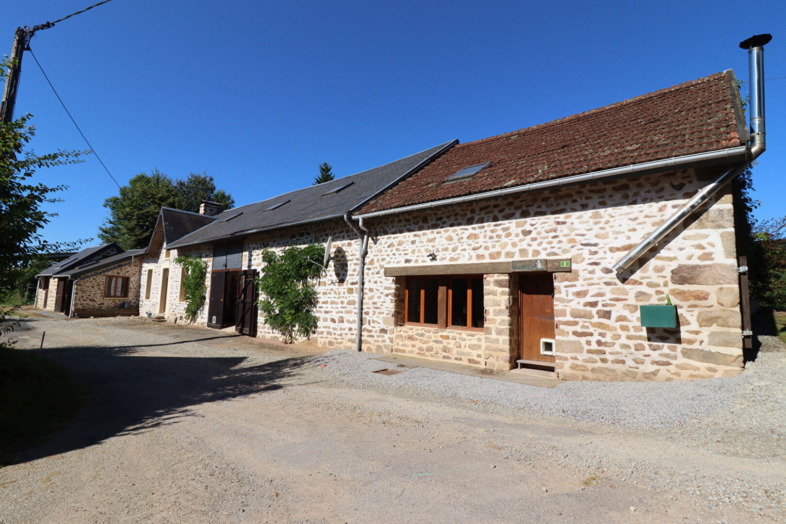 Photo HAUTE VIENNE. Proche EYMOUTIERS. Belle maison en pierre rénovée de 3 chambres avec gîte, dépendances et terrain de 6646m2. image 2/6