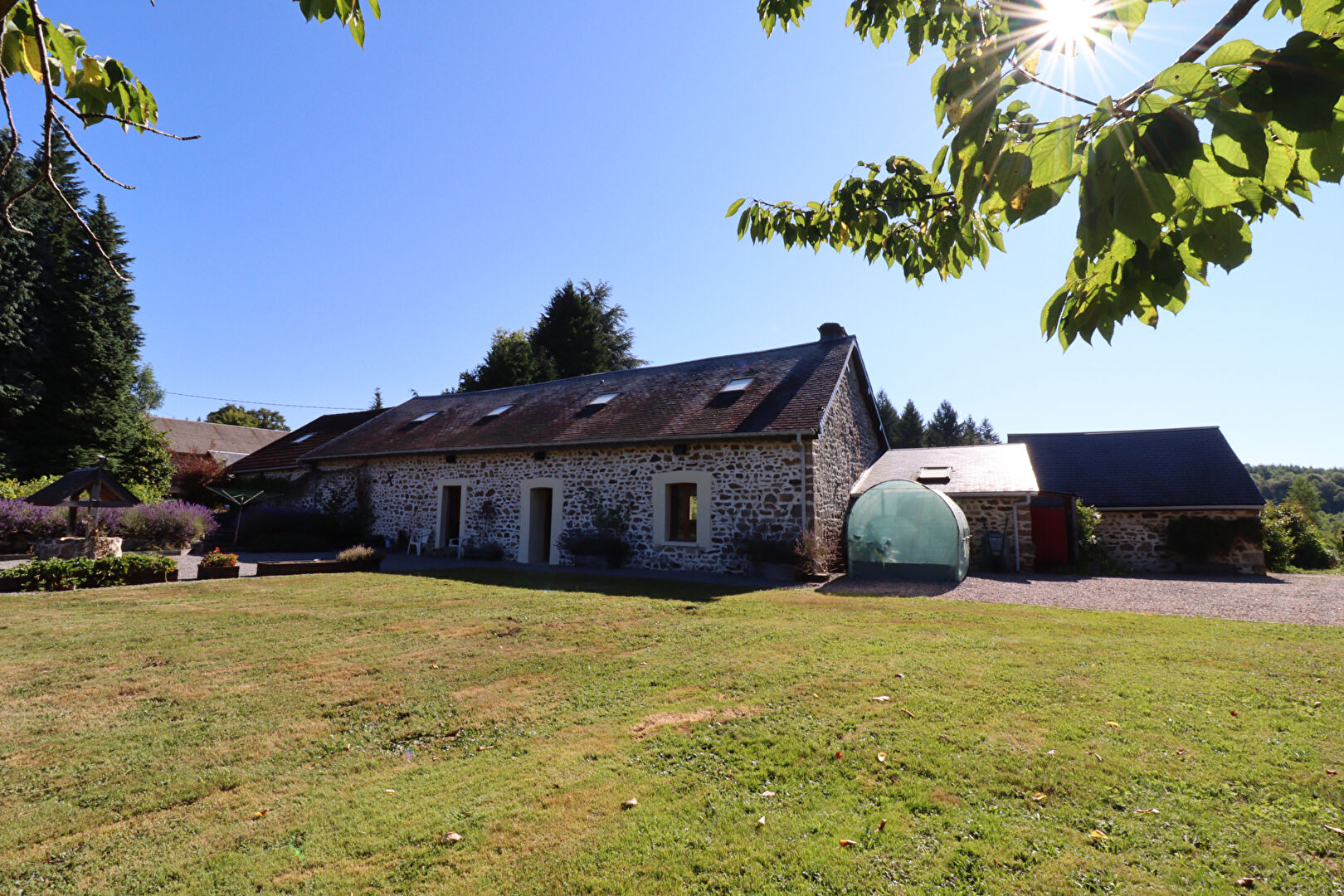 Photo HAUTE VIENNE. Proche EYMOUTIERS. Belle maison en pierre rénovée de 3 chambres avec gîte, dépendances et terrain de 6646m2. image 4/6