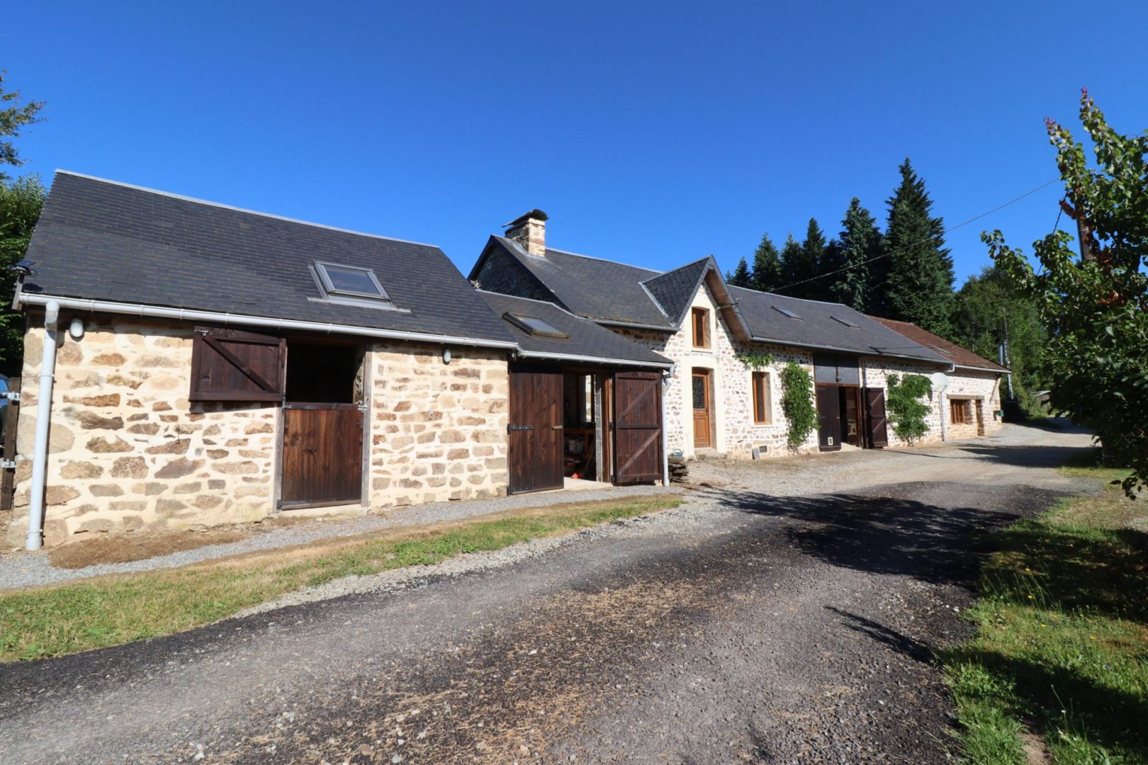 Photo HAUTE VIENNE. Proche EYMOUTIERS. Belle maison en pierre rénovée de 3 chambres avec gîte, dépendances et terrain de 6646m2. image 5/6