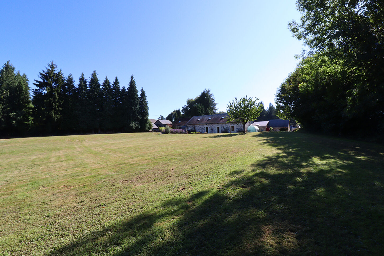 Photo HAUTE VIENNE. Proche EYMOUTIERS. Belle maison en pierre rénovée de 3 chambres avec gîte, dépendances et terrain de 6646m2. image 6/6