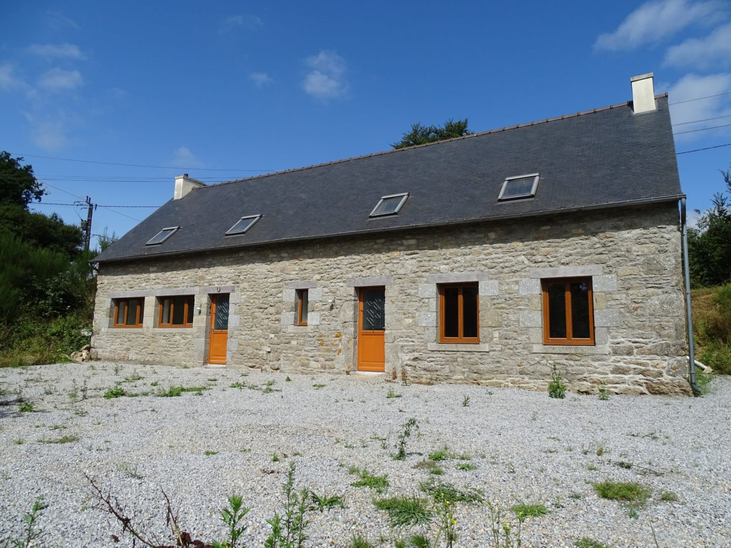 Photo COTES D'ARMOR proche de Bourbriac, maison en pierre de 3 chambres et récemment rénovée image 2/6