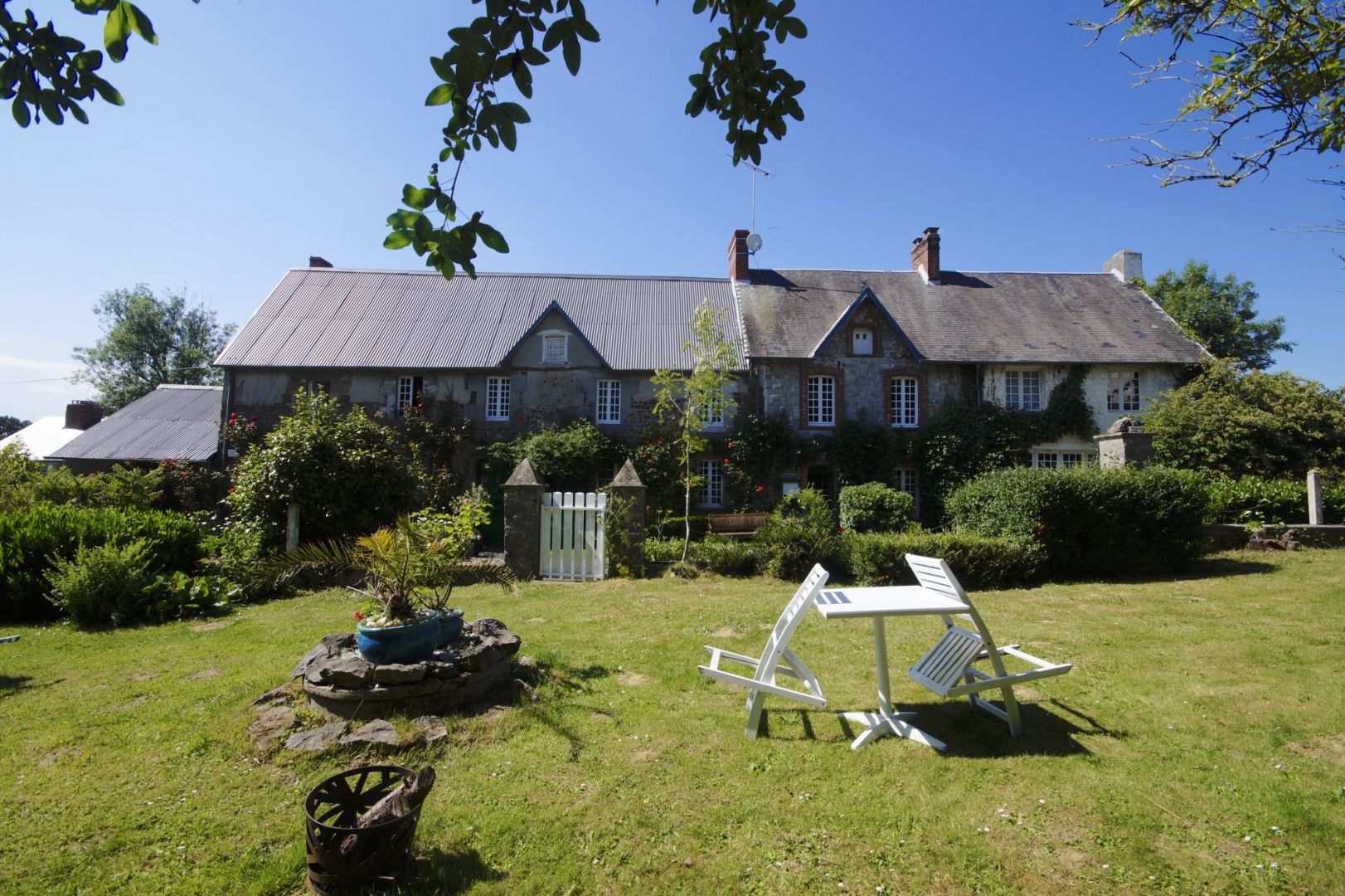 LA MANCHE - Au Sud De Coutances. Petite Demeure De Campagne Avec 5900m²