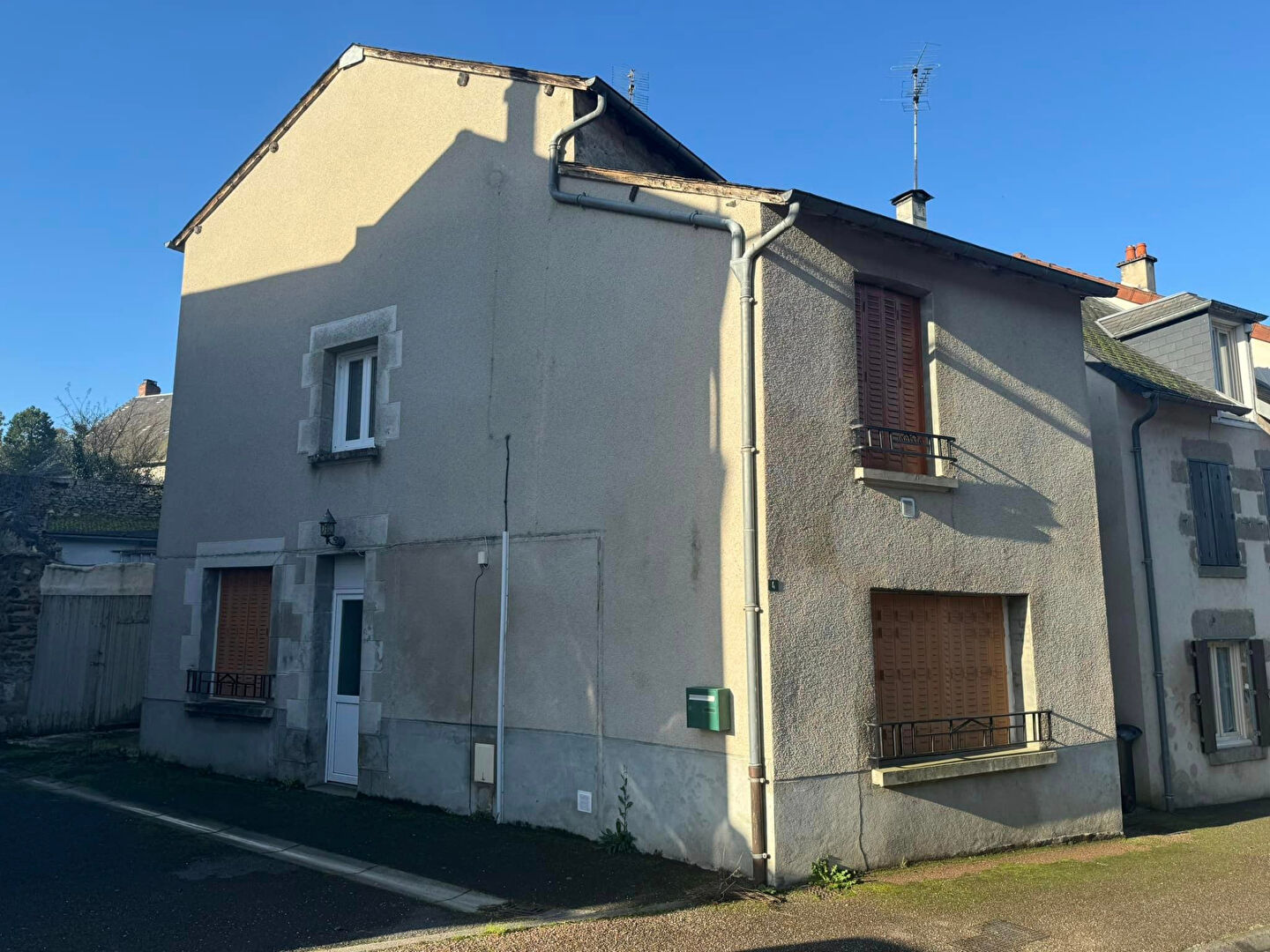 Photo CREUSE -  Proche la SOUTERRAINE - Maison De Village De 86m2 Avec Petite Cour Intérieure image 1/6