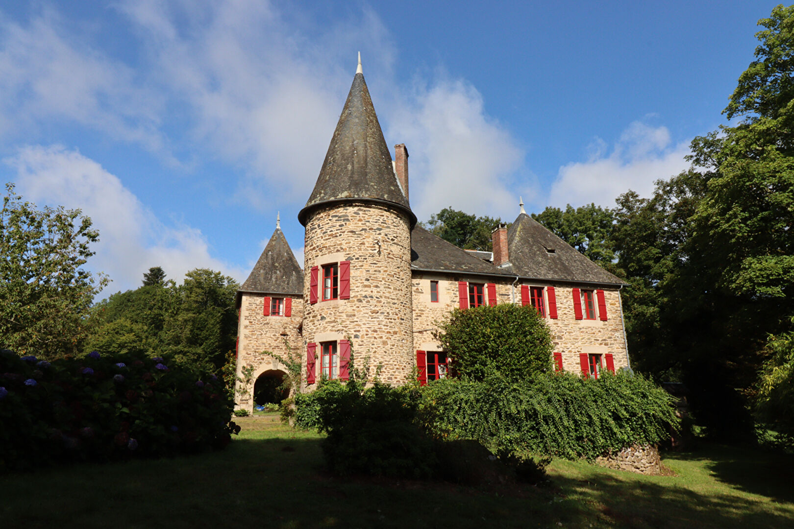 Photo CORREZE Près d'UZERCHE. Magnifique château du 13ème siècle avec 3 gîtes, lac et terrain de 12 hectares. image 3/6