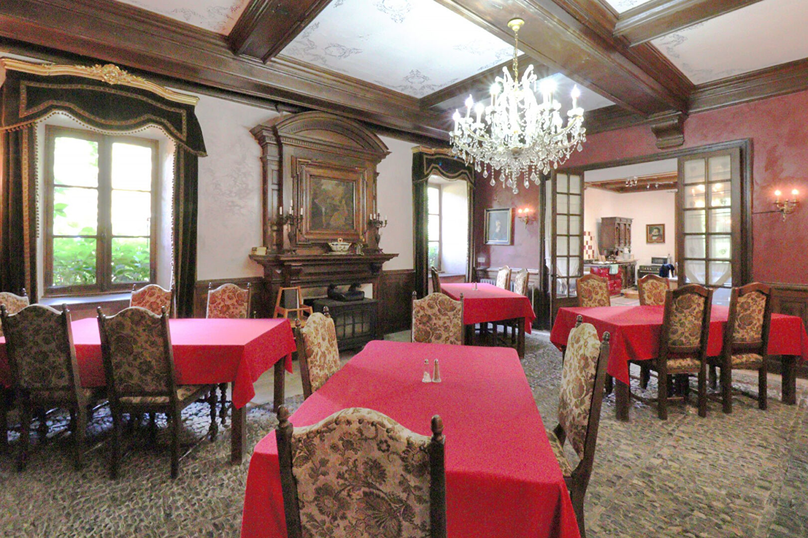 Photo CORREZE Près d'UZERCHE. Magnifique château du 13ème siècle avec 3 gîtes, lac et terrain de 12 hectares. image 4/6