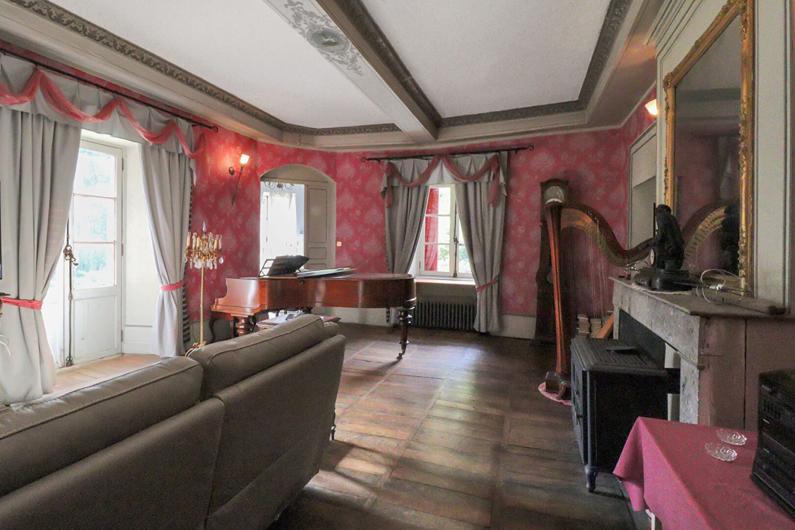 Photo CORREZE Près d'UZERCHE. Magnifique château du 13ème siècle avec 3 gîtes, lac et terrain de 12 hectares. image 6/6