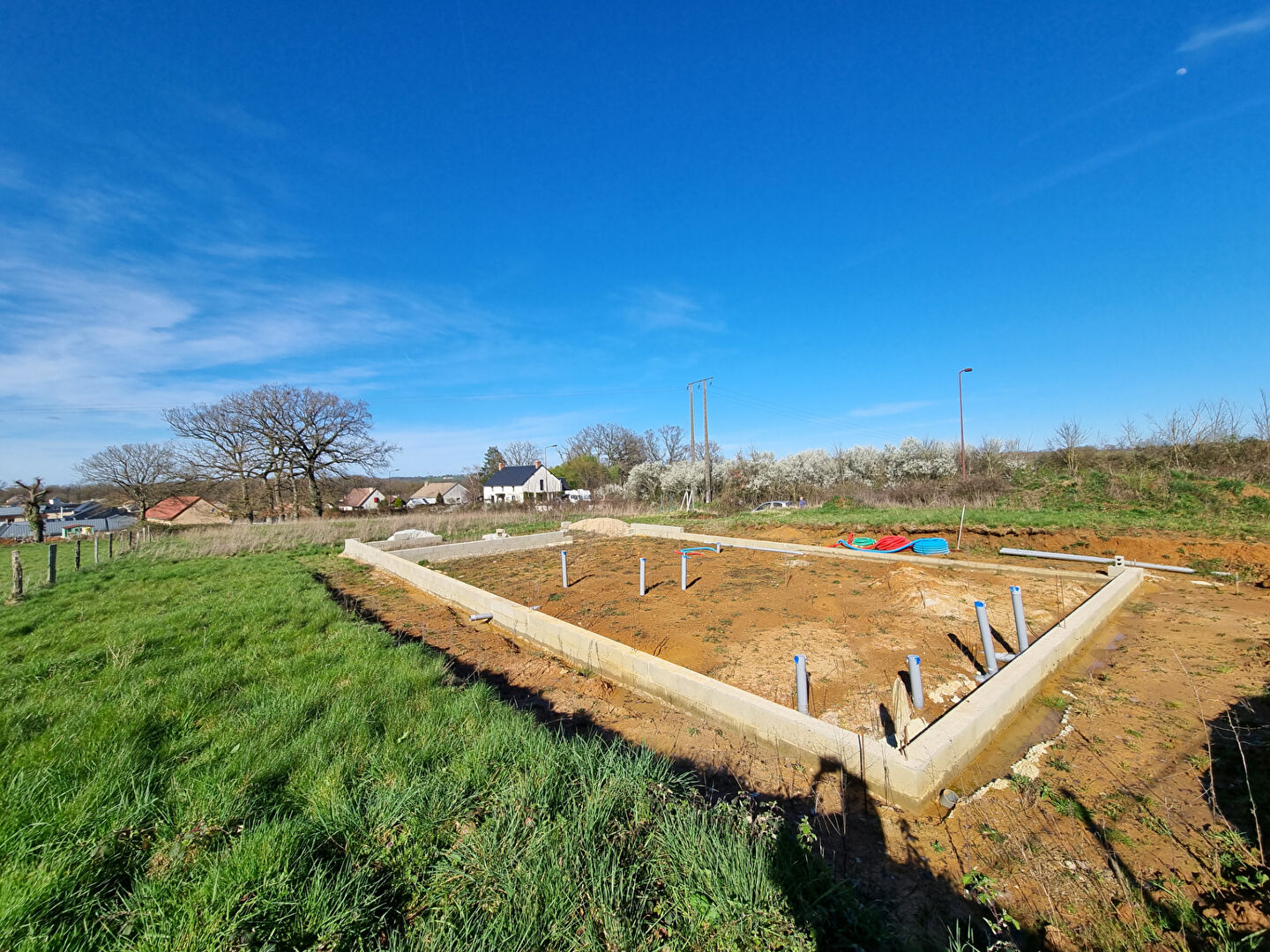 Photo INDRE - Proche CHAILLAC. Terrain Avec Fondations Et Autorisation Pour Un Pavillon De 3 Chambres Avec Garage image 2/5