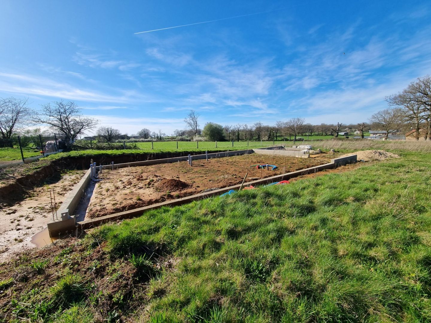 Photo INDRE - Proche CHAILLAC. Terrain Avec Fondations Et Autorisation Pour Un Pavillon De 3 Chambres Avec Garage image 3/5