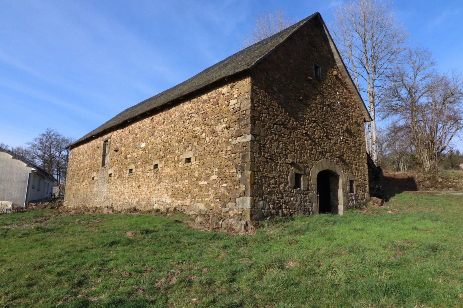Stone building with potential for renovation, located in Corrèze, Nouvelle-Aquitaine. Ideal for a property development