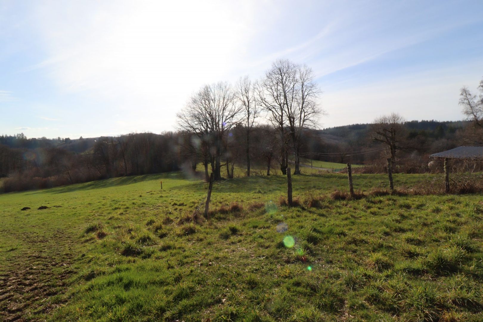 Photo CORREZE. Proche NEUVIC. Belle grange en pierre avec terrain de 2 194m2. image 3/6