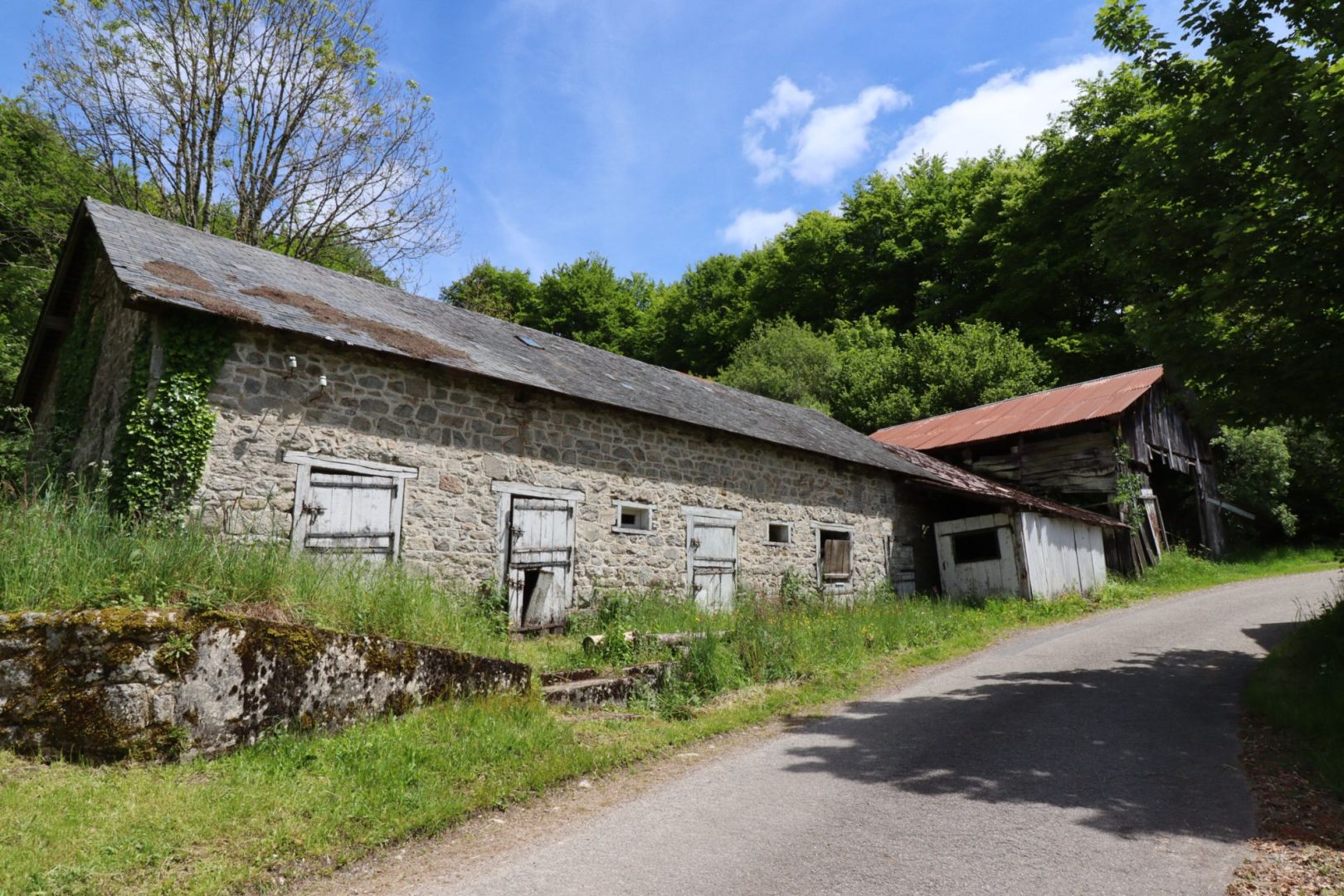 Photo CORREZE. Proche EYMOUTIERS. Grange et Hangar en pierre avec terrain de 2 472m2. image 1/6
