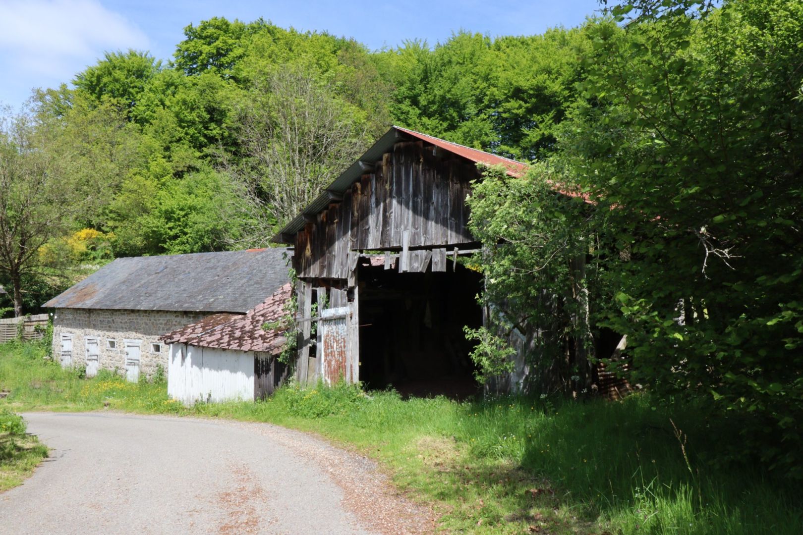 Photo CORREZE. Proche EYMOUTIERS. Grange et Hangar en pierre avec terrain de 2 472m2. image 2/6