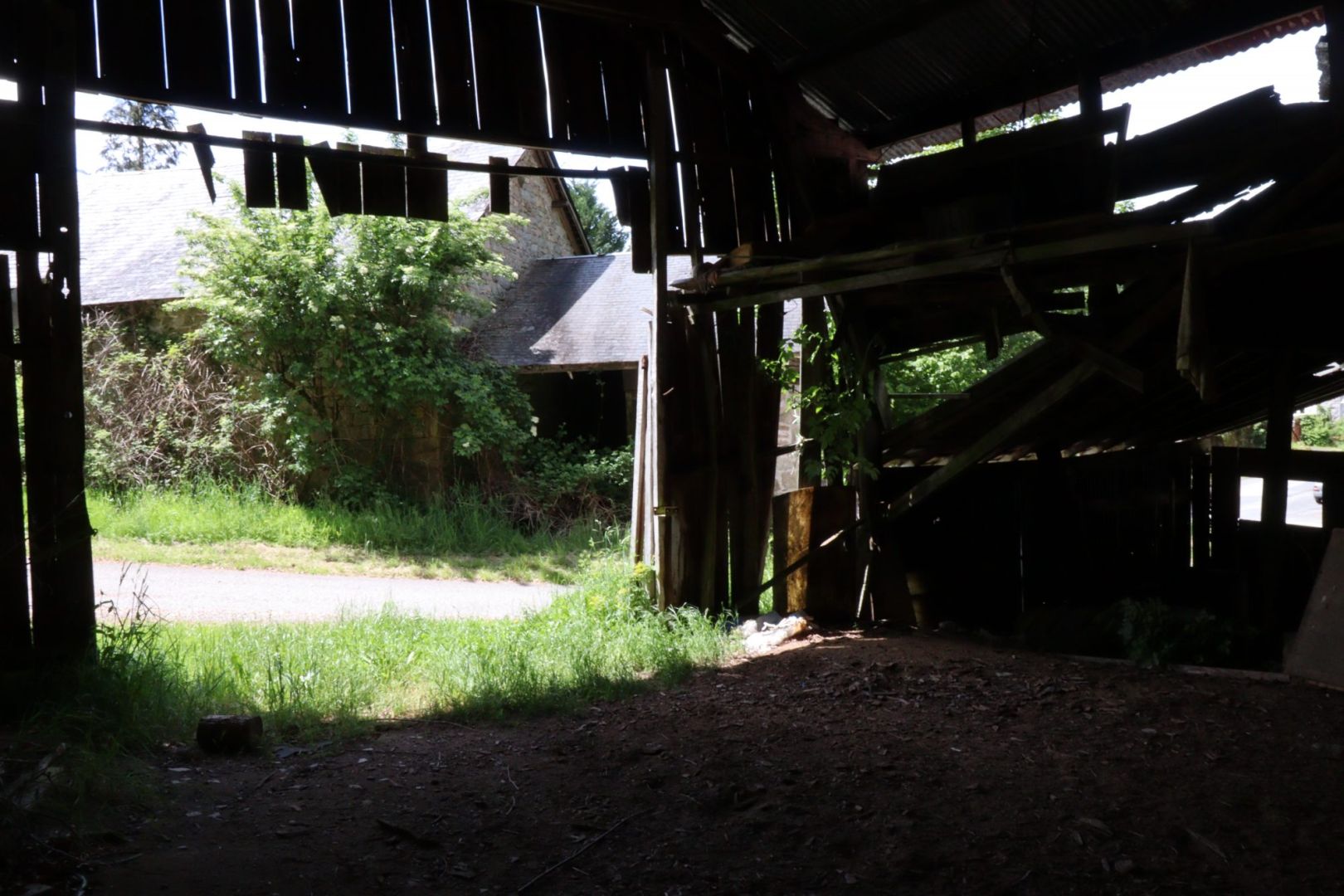 Photo CORREZE. Proche EYMOUTIERS. Grange et Hangar en pierre avec terrain de 2 472m2. image 3/6